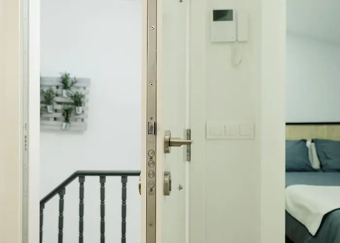 Atico Isabel, Diseno Y Calidez Junto A La Muralla Romana *